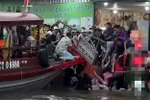 Hình ảnh du khách rơi xuống sông ở chợ nổi Cái Răng