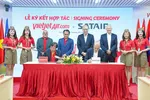 Phó Tổng giám đốc Vietjet Nguyễn Đức Thịnh (trái) và Giám đốc Thương mại của Satair, ông Paul Lochab (phải) đại diện hai bên ký kết thoả thuận thỏa thuận dài hạn sử dụng Dịch vụ vật tư tích hợp (Integrated Material Services - IMS) cho đội bay Airbus của Vietjet