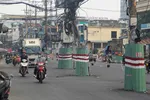 Mở rộng đường 2.300 tỷ đồng nhưng vẫn giữ 76 cột điện ở giữa