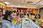 Thị trường vàng Thành phố Hồ Chí Minh giao dịch khá sôi động trong thời điểm giá vàng tăng sốc. (Ảnh: Hứa Chung/TTXVN)