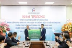 Đồng chí Hồng Quang, Thành viên HĐQT, Chủ tịch Công đoàn Vietcombank trao tài trợ 2,55 tỷ đồng cho Bệnh viện Đại học Y Hà Nội - cơ sở Hoàng Mai
