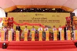 Các đại biểu thực hiện nghi lễ khởi công công trình Khách sạn – Trung tâm thương mại – Trung tâm hội nghị