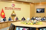 Bộ trưởng Bộ Công Thương, Trưởng đoàn đàm phán Chính phủ Nguyễn Hồng Diên điện đàm với Trưởng Đại diện Thương mại Hoa Kỳ Jamieson L. Greer. (Ảnh: PV/Vietnam+) 