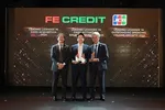 Đại diện FE CREDIT nhận 3 giải thưởng từ JCB. 