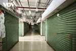 Rất nhiều sạp hàng tại chợ đóng cửa