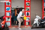 Kỳ lạ: Mua bán vụng trộm, luồn cúi, thấp thỏm canh chừng trên phố cổ Hà Nội