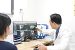 BSCKII Nguyễn Chí Quang giải thích chi tiết về hình ảnh khối u và quá trình điều trị cho bệnh nhân