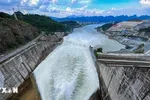 Thủy điện Hòa Bình đóng 2 cửa xả đáy