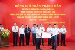 Phó Tổng Giám đốc Đoàn Ngọc Lưu, đại diện Agribank trao biểu trưng 3 tỷ đồng hỗ trợ xây dựng nhà ở cho người có công với cách mạng