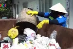 Không chỉ người dân chưa quen với việc phân loại rác tại nguồn, mà hệ thống hạ tầng và phương tiện thu gom cũng chưa được đầu tư đồng bộ.
