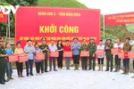 Nhân dịp này, Quân khu 2, tỉnh Điện Biên và Bộ CHQS tỉnh đã trao 30 suất quà cho 30 hộ dân bị ảnh hưởng mưa lũ