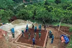 Các lực lượng tích cực tham gia xây dựng nhà ở cho nhân dân bị ảnh hưởng, thiệt hại do lũ quét, sạt lở đất trên địa bàn xã Huổi Một. (Ảnh: Quang Quyết/TTXVN) 