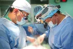 BS Trần Hoài Ân cùng ekip thực hiện phẫu thuật cho bệnh nhân