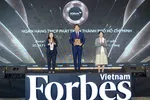 Đại diện HDBank nhận danh hiệu top 50 doanh nghiệp niêm yết tiêu biểu nhất 2025 của Forbes