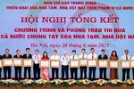 Ông Đàm Thế Thái, Phó Tổng giám đốc HDBank (thứ 2 từ trái qua) nhận bằng khen của Thủ tướng Chính phủ
