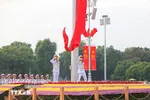 Quốc kỳ được kéo lên trên Quảng trường Ba Đình. (Ảnh minh họa: Hoàng Hiếu/TTXVN) 