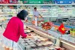 Khách hàng mua sắm mặt hàng thịt sạch MEATDeli