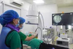 Các bác sĩ thực hiện kỹ thuật áp đông thần kinh cho bệnh nhân