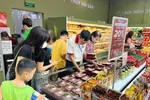 Người tiêu dùng chọn mua thịt ủ mát MEATDeli tại hệ thống siêu thị WinMart WinMart+