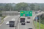 Phương tiện lưu thông trên tuyến cao tốc Trung Lương-Mỹ Thuận. (Anh: PV/Vietnam+) 