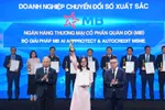Đại diện MB, bà Phạm Thị Kim Phượng – Giám đốc dự án Nhà máy số Doanh nghiệp lên nhận giải thưởng