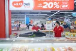 Hải sản tươi được sơ chế tại siêu thị WinMart