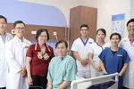 Bệnh nhân H cùng nụ cười tự tin bên các bác sĩ Vinmec