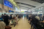 Hành khách tại nhà ga T1, Cảng hàng không quốc tế Nội Bài.
