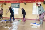 Trường Tiểu học và Trung học cơ sở Xuân Sơn Bắc (xã Đồng Xuân, Đắk Lắk) dọn dẹp sau bão lũ. (Ảnh: Tường Quân/TTXVN)