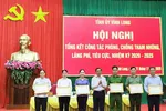 Bí thư Tỉnh uỷ Vĩnh Long Trần Văn Lâu tặng bằng khen cho tập thể thực hiện tốt công tác phòng, chống tham nhũng, lãng phí, tiêu cực,