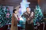 Ông Lars Kerfin (phải) - Tổng quản lý khách sạn Le Méridien Saigon cùng MC Kiều Khanh (trái) xuất hiện trong trang phục mang phong cách Bắc Cực dẫn dắt buổi Lễ thắp đèn Giáng sinh