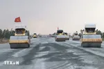 Huy động nhiều trang thiết bị, máy móc phục vụ công trường cao tốc về đích đúng hẹn. (Ảnh: Tuấn Phi/TTXVN)