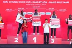Ban tổ chức trao giải cho các vận động viên nam đường đua Marathon 42,195 km.