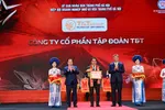 Ông Mai Xuân Sơn, Tổng Giám đốc đại diện Tập đoàn T&T Group nhận Bằng khen của Chủ tịch UBND TP Hà Nội.