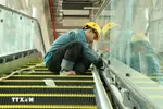 Công nhân hoàn thiện hệ thống thang cuốn tại nhà ga sân bay Long Thành. (Ảnh: Công Phong/TTXVN) 