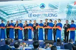 Phó Thủ tướng Thường trực Chính phủ Nguyễn Hòa Bình cùng các đại biểu cắt băng khai trương Trung tâm tài chính quốc tế Việt Nam tại Đà Nẵng. (Ảnh: Thanh Phong/Vietnam+) 