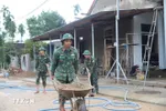 Lực lượng Trung đoàn 6, Bộ Chỉ huy Quân sự thành phố Huế tham gia xây dựng những ngôi nhà trong Chiến dịch Quang Trung. (Ảnh: Mai Trang/TTXVN)