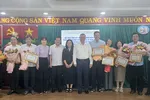 Giám đốc Nguyễn Toàn Thắng tặng giấy khen của Sở NN-MT cho các đơn vị có thành tích xuất sắc trong năm 2025.
