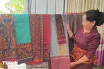 Chị Neáng Chanh Ty, Chủ nhiệm Hợp tác xã dệt thổ cẩm Khmer Văn Giáo (xã An Cư, tỉnh An Giang) giới thiệu những sản phẩm độc đáo của làng nghề. (Ảnh: Công Mạo/TTXVN) 