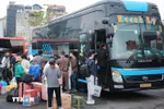 Hành khách lên xe tại Bến xe Giáp Bát. (Ảnh: Hoàng Hiếu/TTXVN)