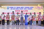 Lãnh đạo TP Cần Thơ trao quà cho người bán vé số dạo tại hội nghị.