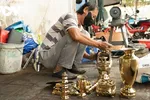 Thợ đánh bóng lư đồng tất bật mùa Tết