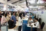 Người dân xếp hàng làm thủ tục rời Hà Nội tại sân bay Nội Bài, sáng 13-2.