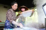 Công việc tráng bánh thuê mang lại thu nhập khá cho nhiều phụ nữ tại địa phương. (Ảnh: Lê Thúy Hằng/TTXVN)