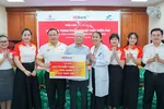Ngày 25-3, HDBank tiếp tục trao kinh phí thực hiện 1.000 ca phẫu thuật mắt Phaco cho Hội Bảo trợ Bệnh nhân nghèo TPHCM năm 2026. Tiến sĩ Trần Thành Long (áo xanh) - Chủ tịch Hội Bảo trợ Bệnh nhân nghèo TPHCM đại diện Hội nhận kinh phí từ đại diện HDBank.