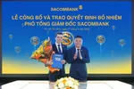 Ông Nguyễn Đức Thụy - Tổng Giám đốc Sacombank (bên phải) tặng hoa chúc mừng ông Loic Faussier nhận nhiệm vụ tại Sacombank
