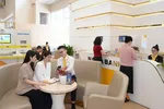 Khách hàng giao dịch tại Nam A Bank.
