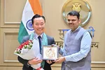 Ông Phạm Sanh Châu (trái), Tổng Giám đốc Vingroup khu vực châu Á, và ông Devendra Fadnavis, Thủ hiến bang Maharashtra, Ấn Độ tại lễ ký kết.