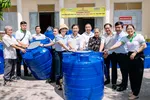 Bà con vùng ven biển xã Ba Tri, xã An Hiệp (Vĩnh Long) được FE CREDIT hỗ trợ bồn chứa nước sạch ứng phó mùa hạn mặn