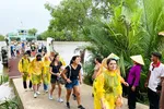 Du khách nước ngoài thích thú tham quan khu du lịch Cồn Chim